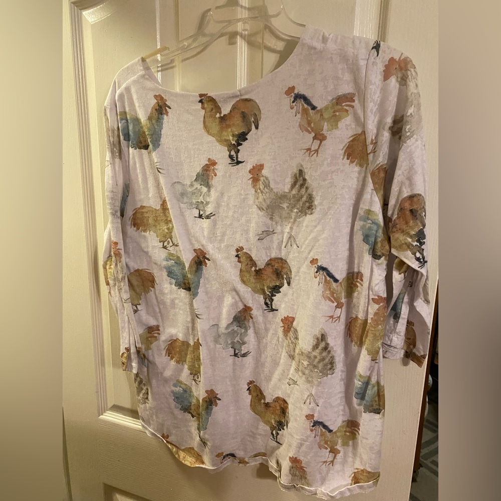 Astrologie top 2X with sweet chickens on cream.